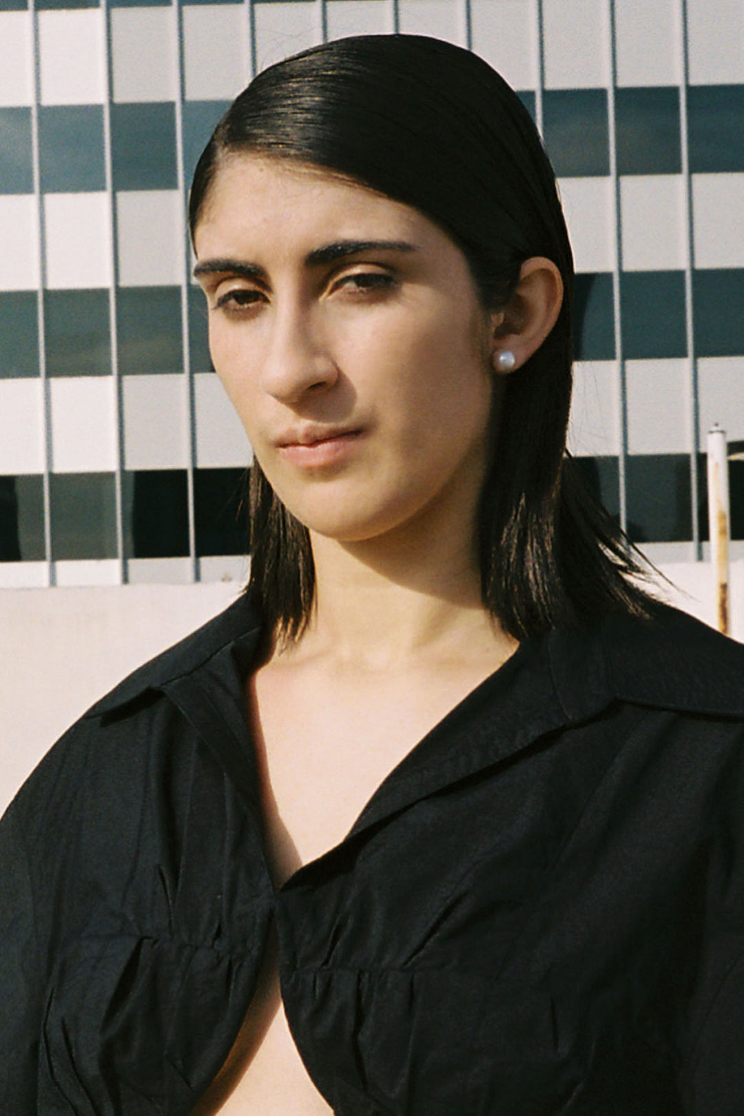 BEATRIZ PALACIOS L PEARL EARRING – Gallery 9
